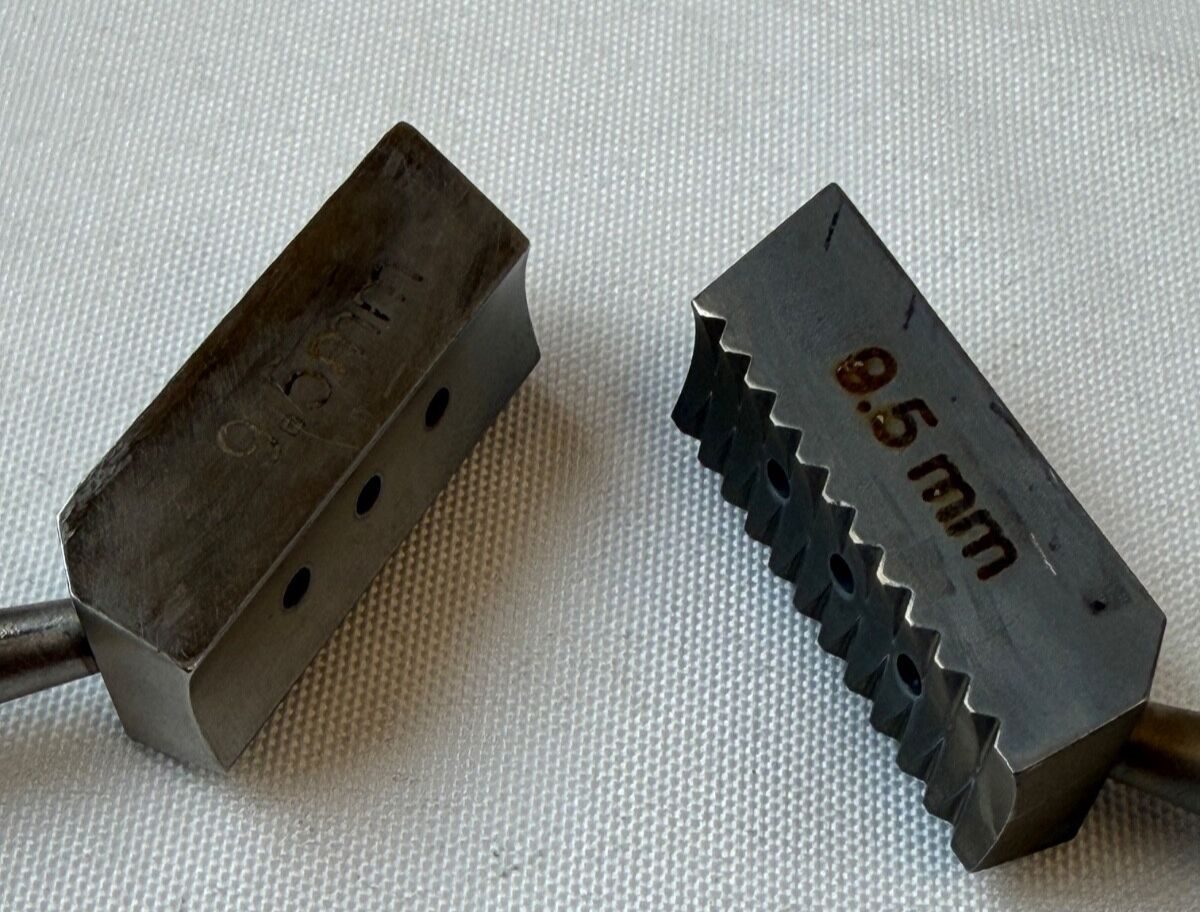 ARTHREX AR-1810 Pair of 9.5mm Graft Harvesting Cutting Guides Arthroscopy Ortho — photo 4