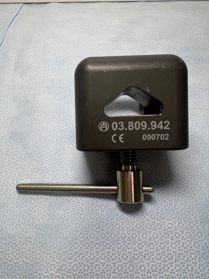 MEDTRONIC 03.809.942 Table Clamp For Universal Arm Oracle Cage