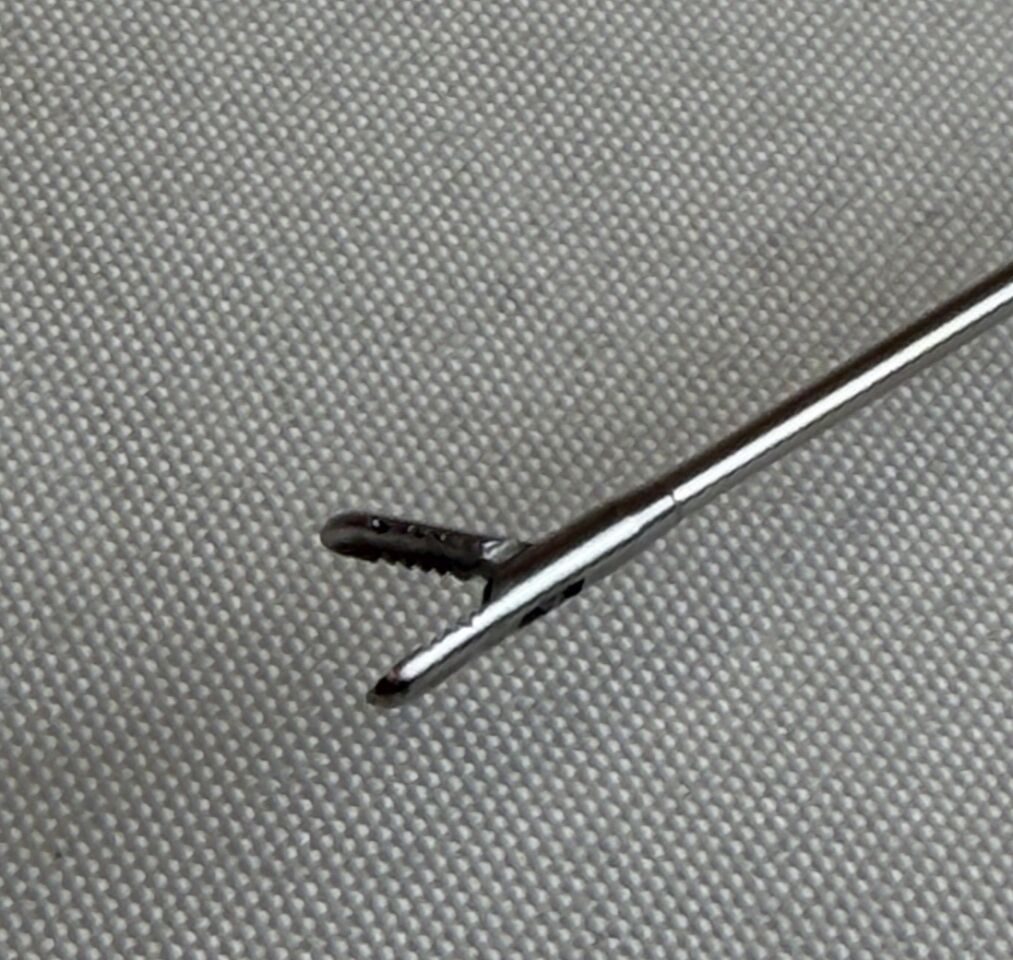 5Fr x 33cm Urology GYN Semi Rigid Single Action Grasping Forcep — photo 4