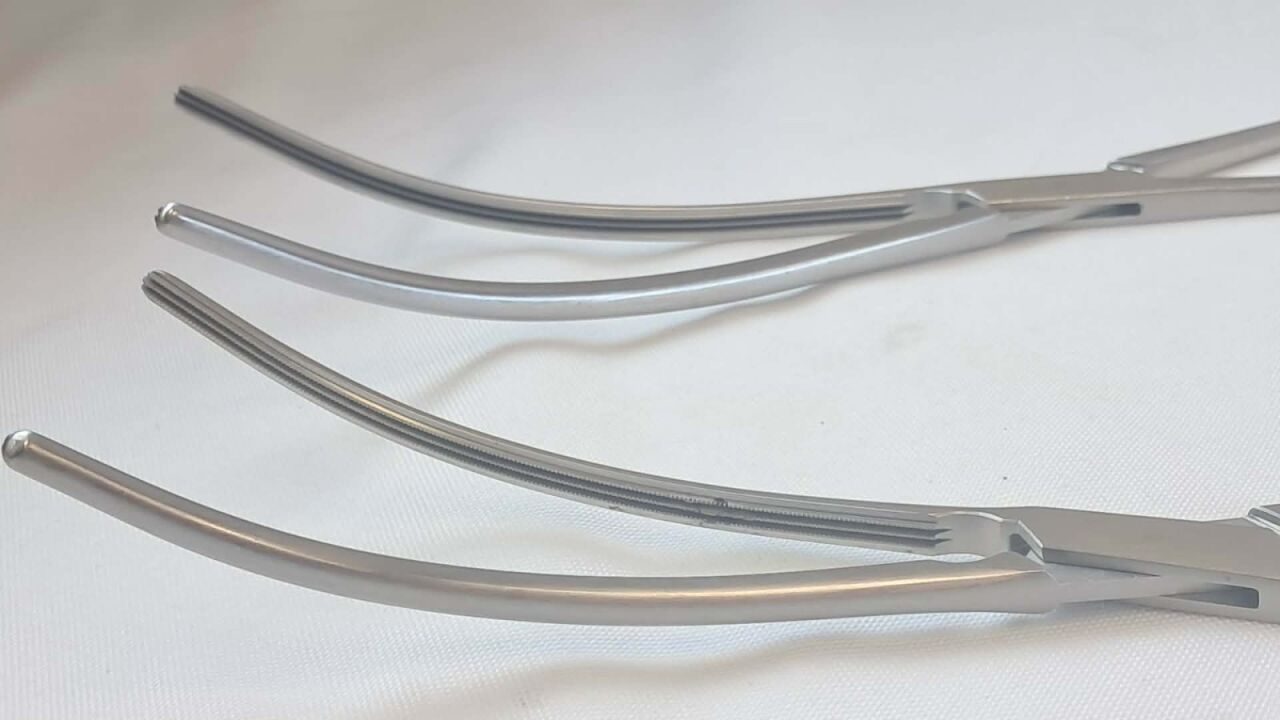 CODMAN 37-1143 & 37-1142 DeBakey Classic Clamp & DeBakey Aorta Clamp Set — photo 4