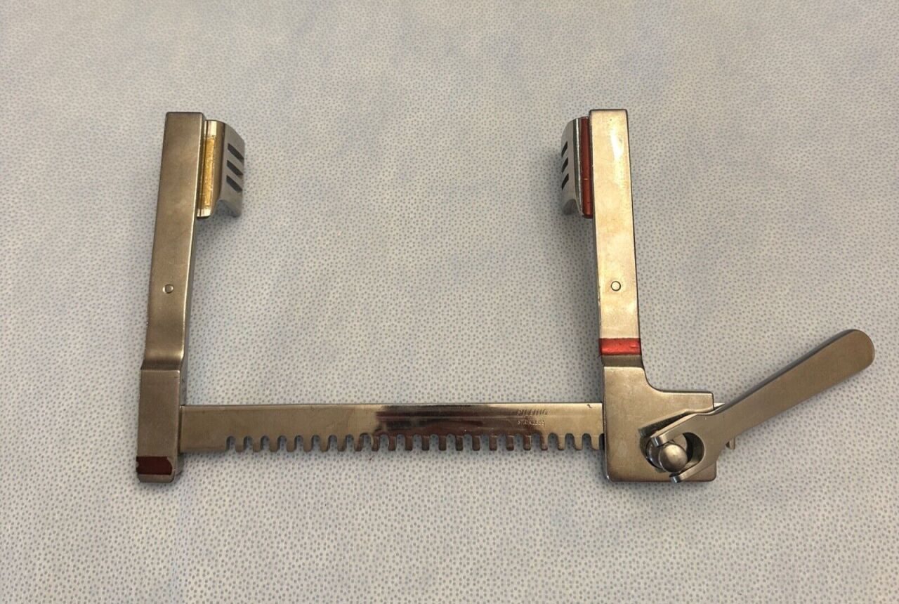 PILLING WECK 8.5"X5.5" Surgical Sternum Spreader W/ Fenestrated Blades — photo 8