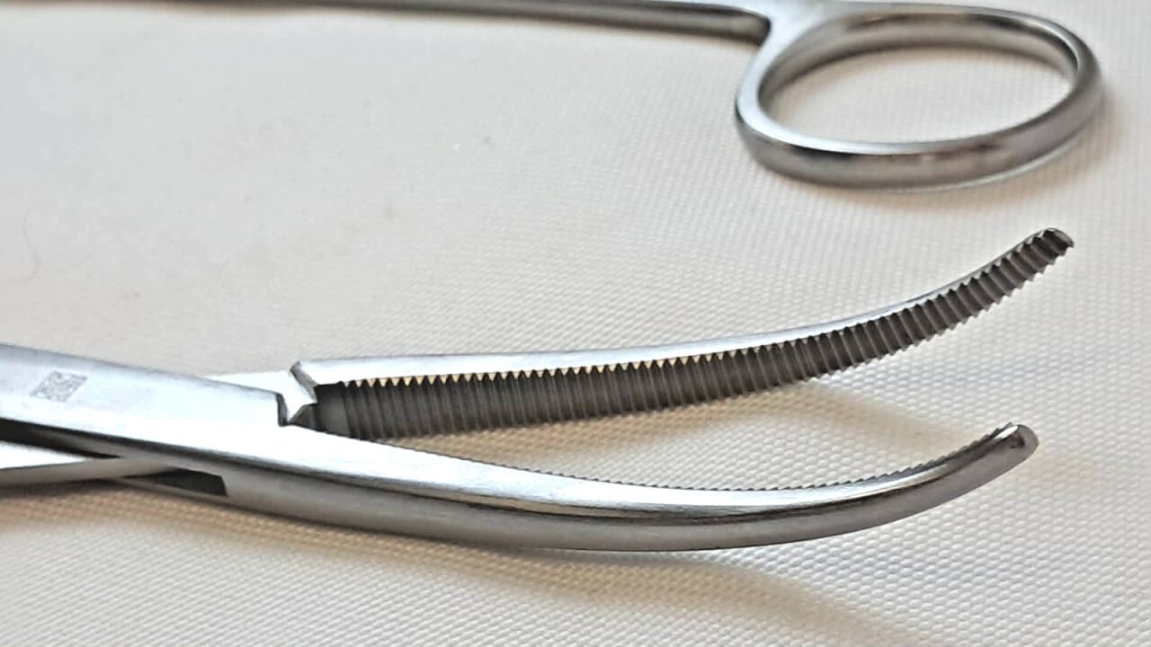 V. MUELLER CH1685 Sarot Artery Serrated Forceps 9" — photo 4
