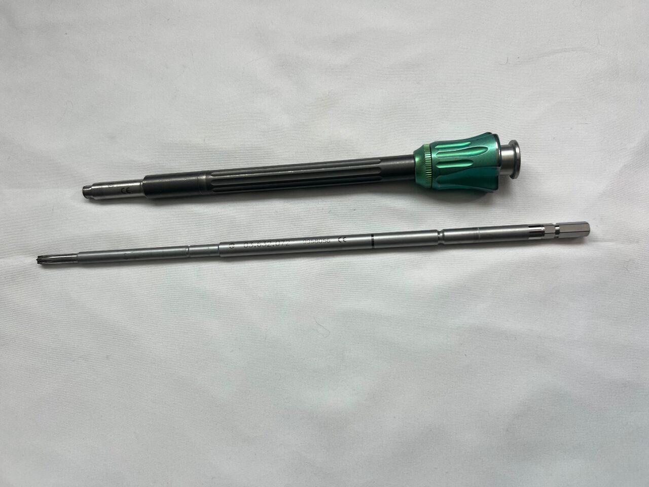 SYNTHES 03.632.072 w/ 03.632.036 T25 Stardriver Long Driver w/ Retaining Sleeve — photo 3