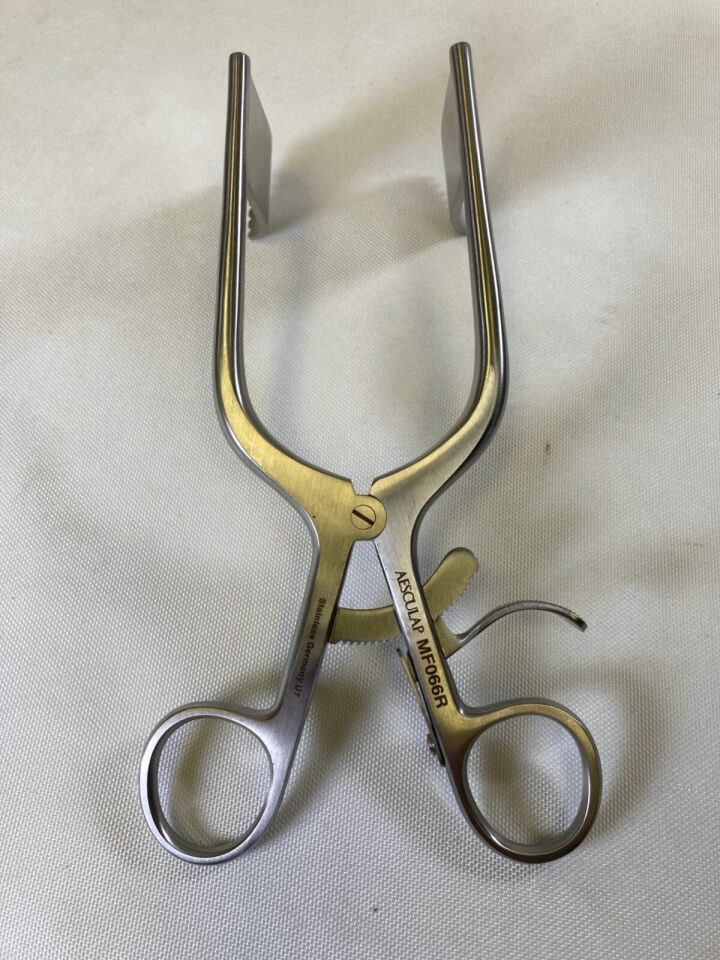 AESCULAP MF066R Meyerding Retractor 25mm x 51mm Blades Self Retaining