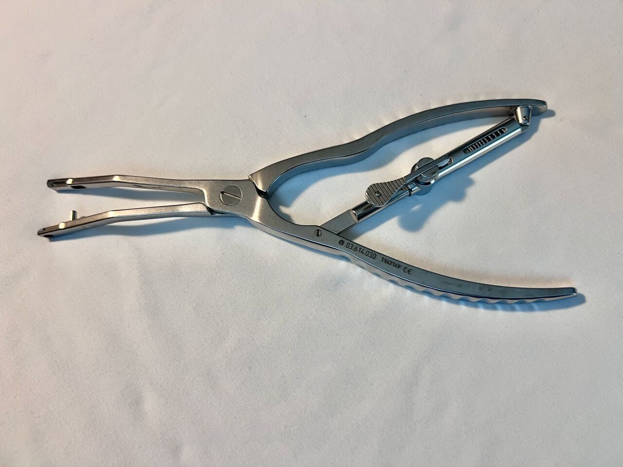 SYNTHES 03.614.030  Spinal Implant Holding/Compression Forceps w/ Ratchet — photo 1