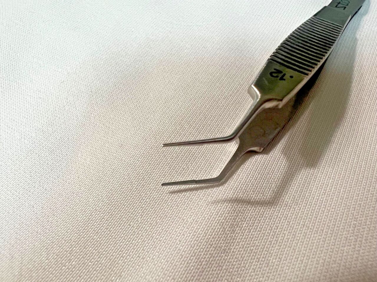STORZ E1813 AKUS Kelman-McPherson Suturing-Corneal Forceps 1x2 Teeth 45deg x 8mm — photo 4
