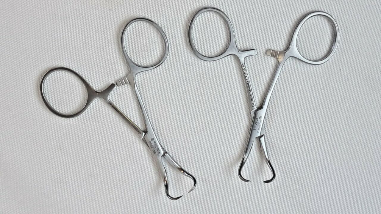 V. MUELLER SU2900 Towel Forceps, Lot of 2 — photo 1