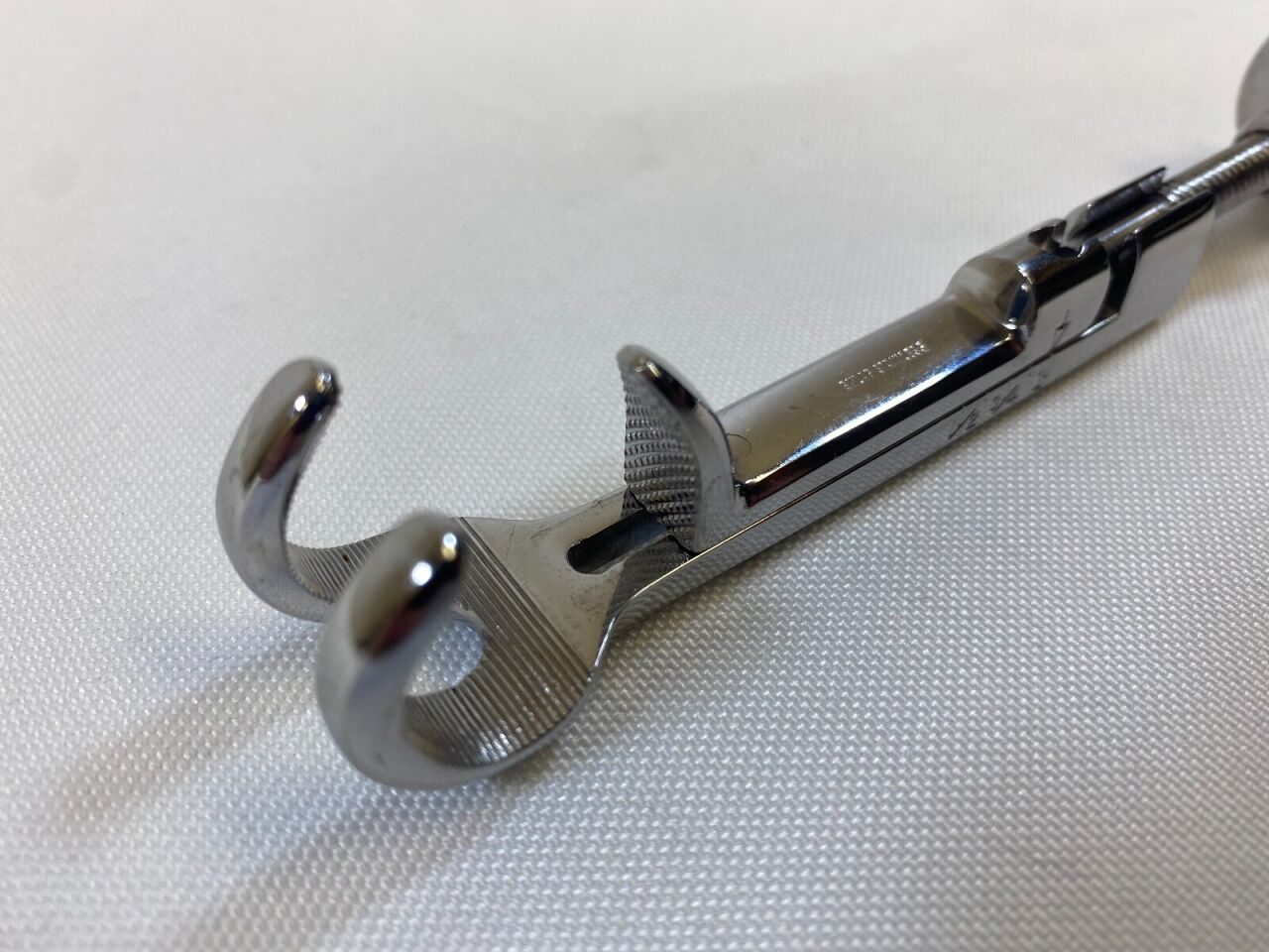 SKLAR  Lowman Adjustable Bone Clamp 1 x 2 Prong Jaw — photo 3