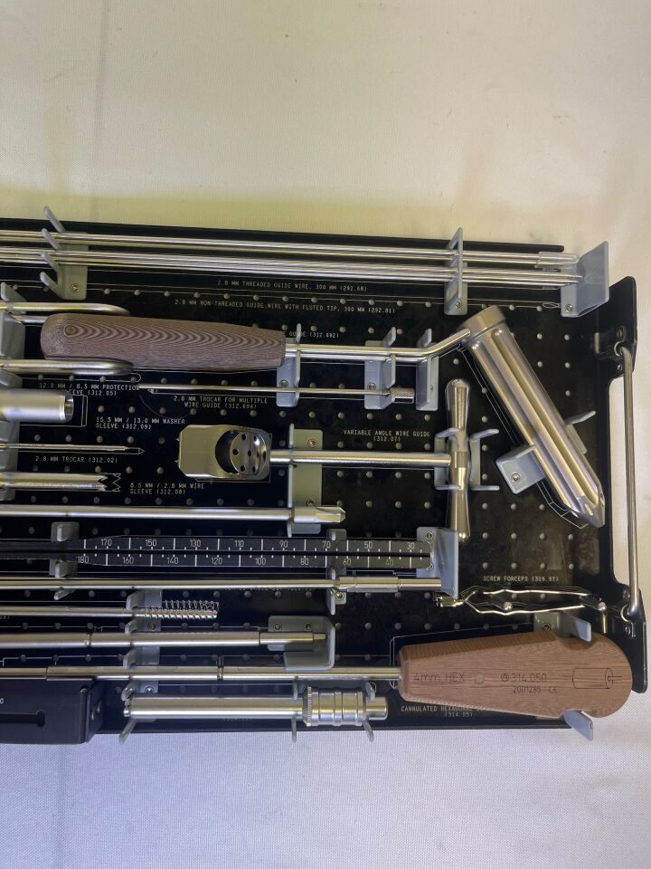 SYNTHES Various 6.5mm 7.3mm Combined Cannulated Screw System — photo 9