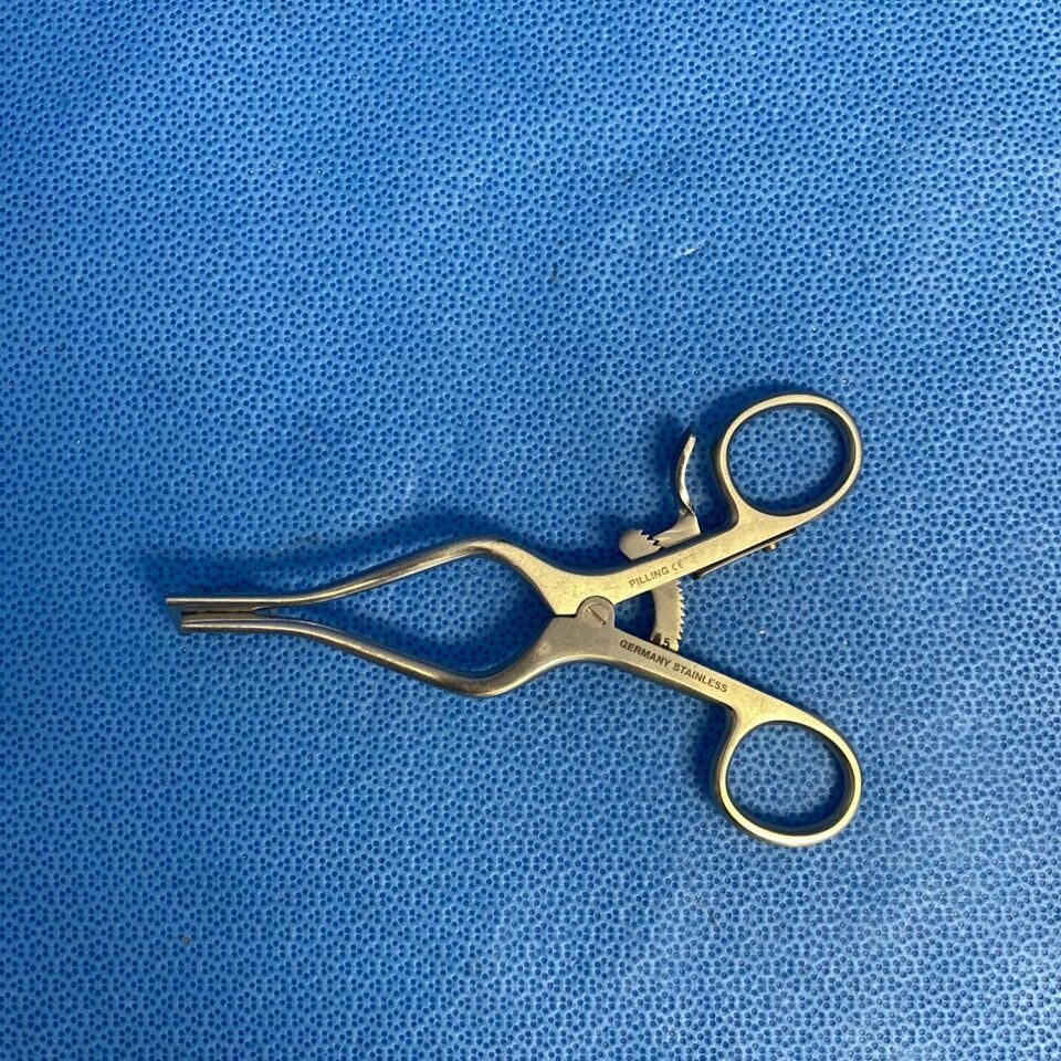 PILLING 16-5360 Self Retaining Weitlaner Retractor 3 x 4 Blunt Teeth 5-1/2in