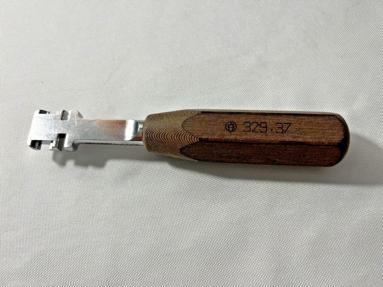 SYNTHES 329.37 Universal Fracture Instrument