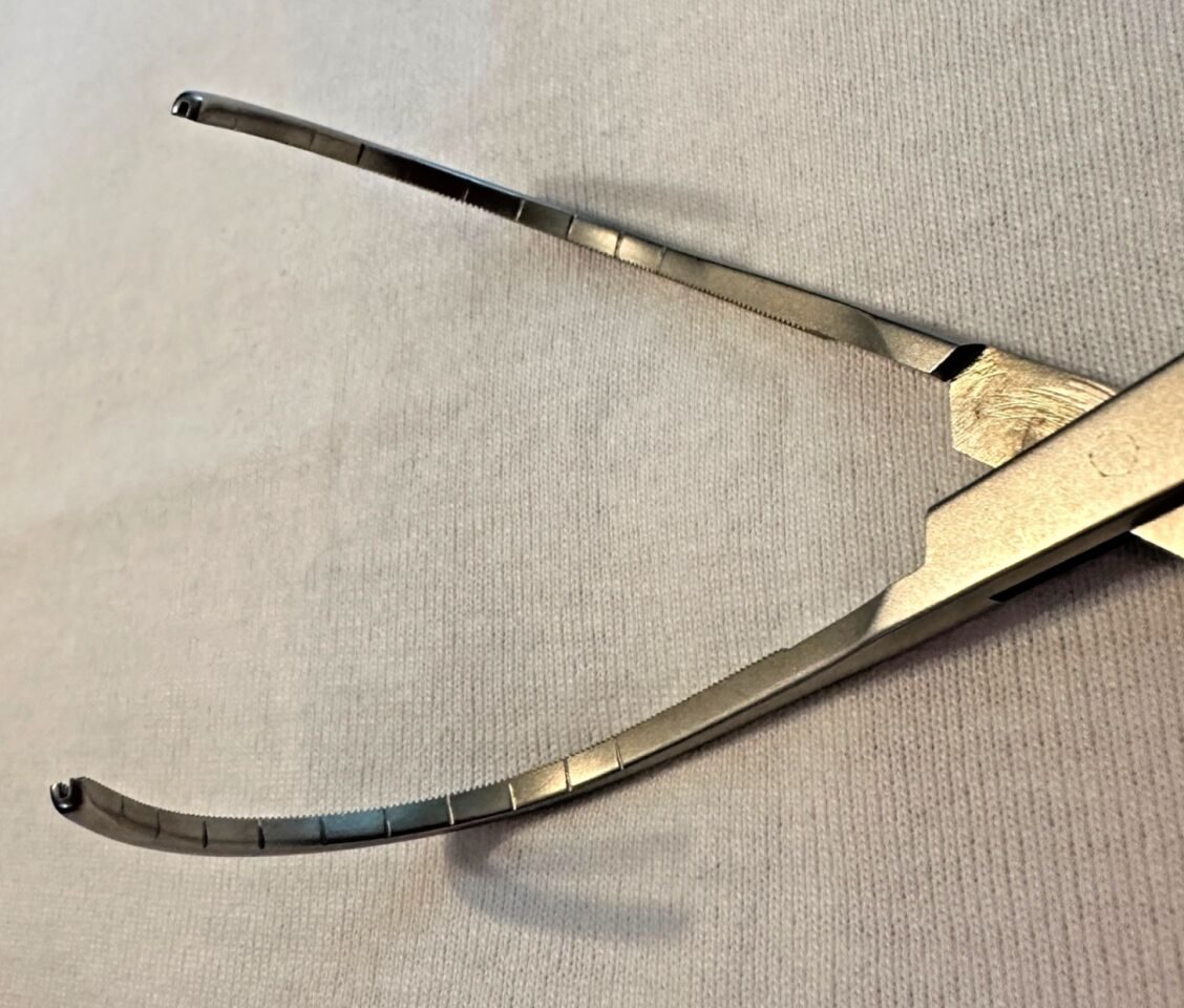 CODMAN 37-1910 Cooley Classic Acutely Curved Calibrated Aorta Clamp — photo 3