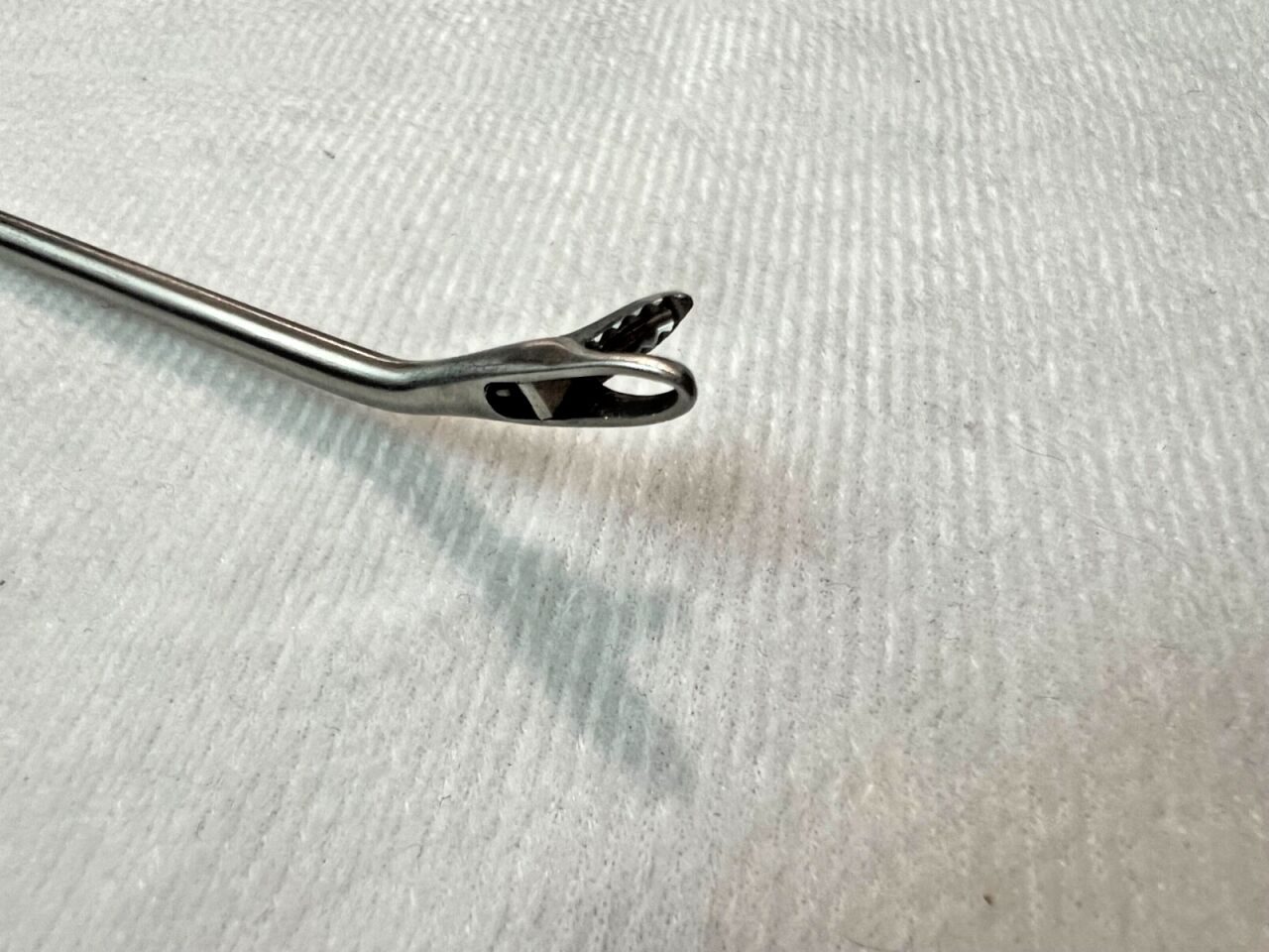 XOMED 3711210 4.5" WL Weil-Blakesley Thru-Cut Forcep 2.5mm Serrated Right Angle — photo 3