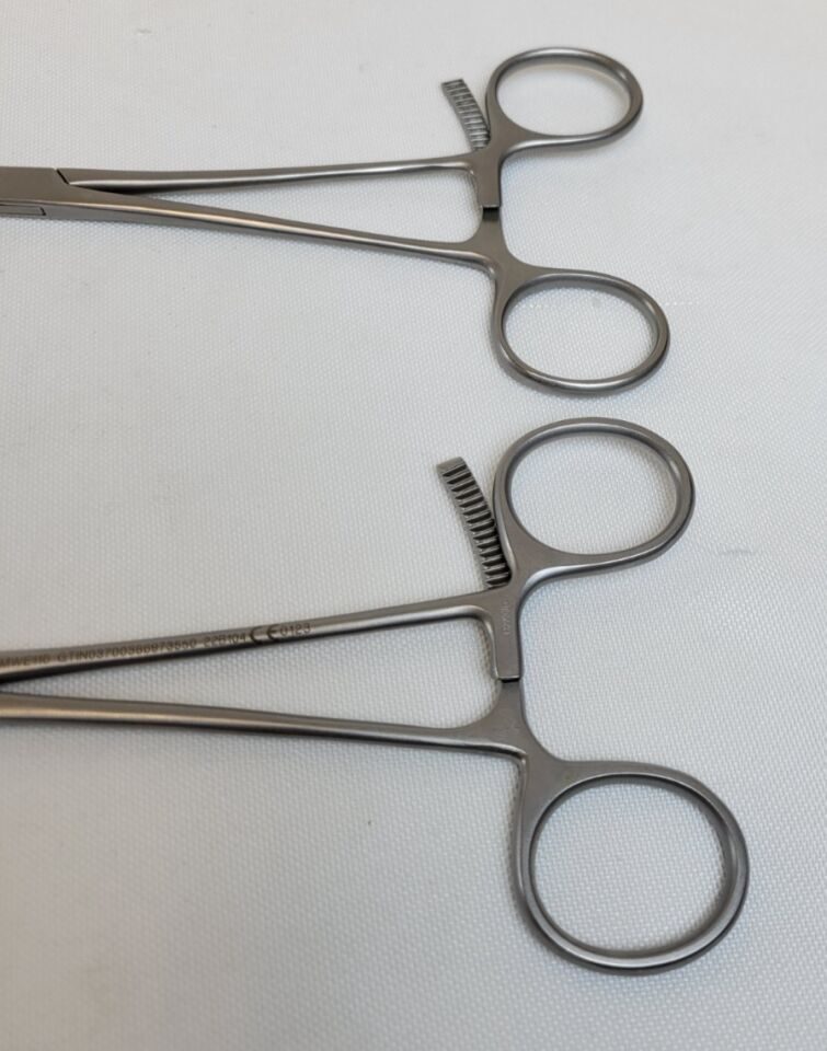 TORNIER  Crile Hemostatic Forceps Curved Jaws 7-1/2" Set of 2 — photo 3