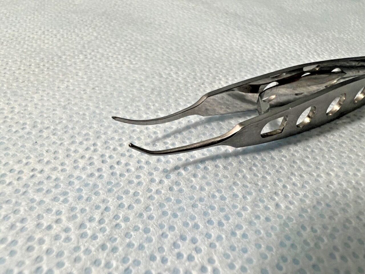 Meisha Forceps w/ Lock 1X2 Teeth Curved Tips 4-1/8" — photo 2