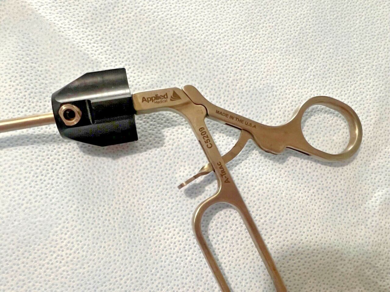 APPLIED MEDICAL C5209 Laparoscopic A-Trac Rotating Bowel Clamp 5mm x 38cm — photo 2