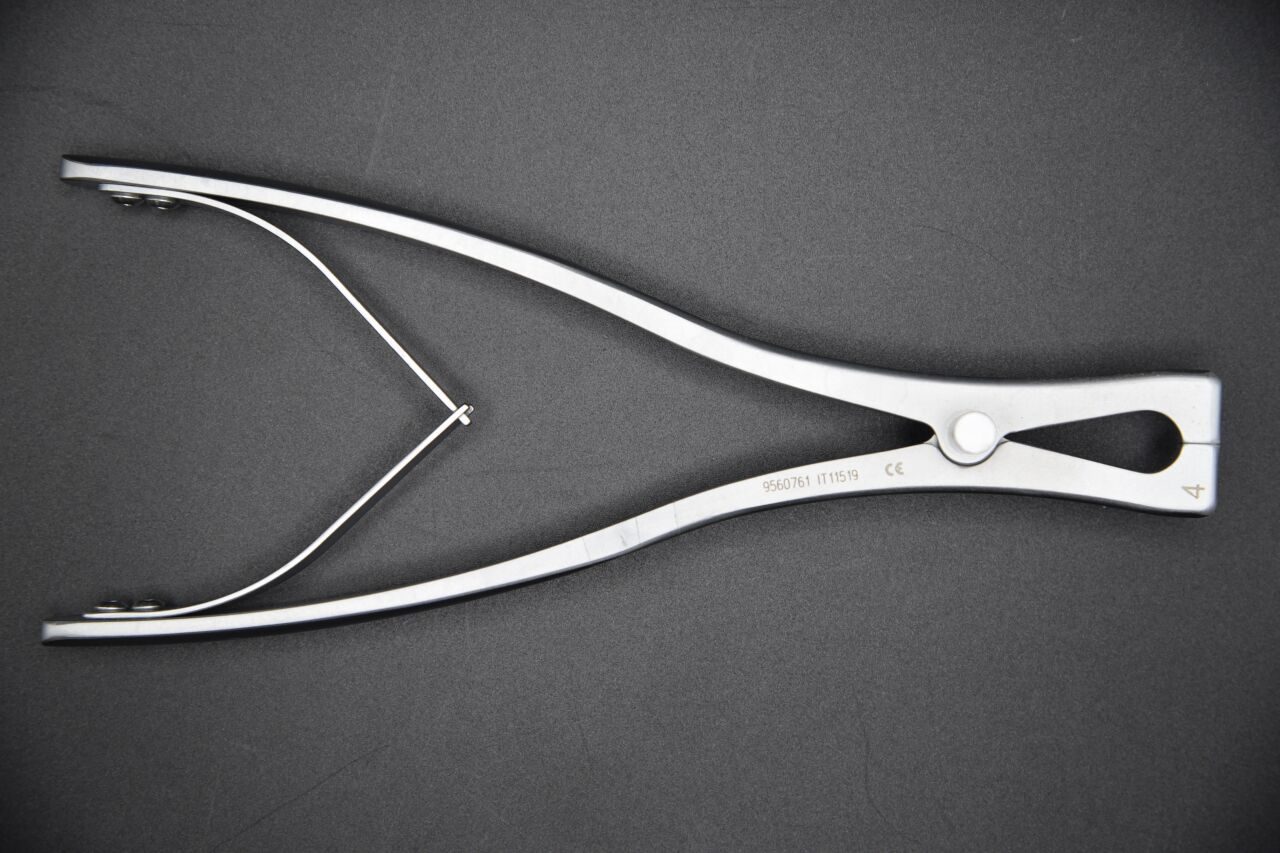 MEDTRONIC 9560761 METRx 40mm Opener / Closer Instrument