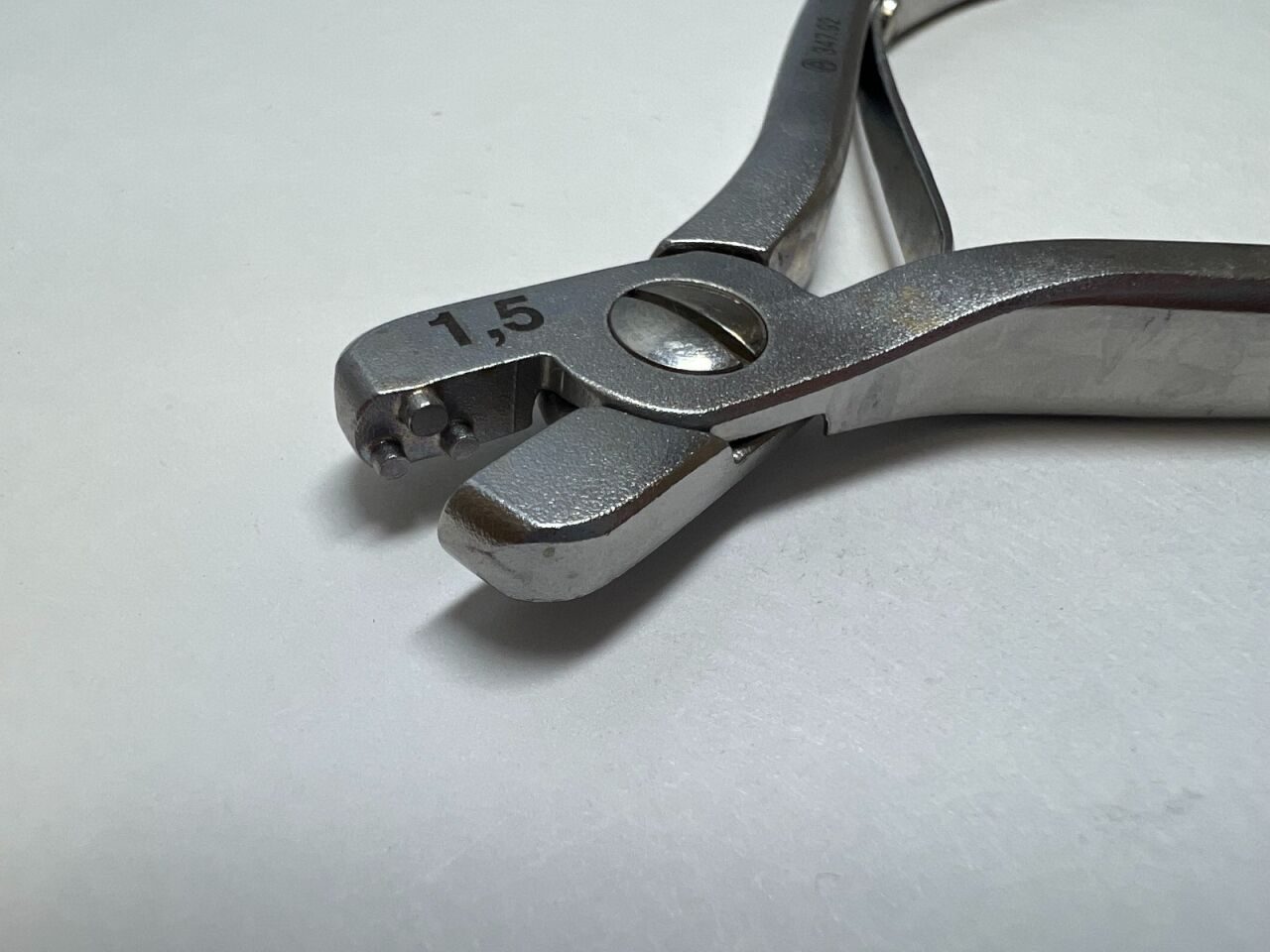 SYNTHES 347.92 Bending Pliers — photo 4