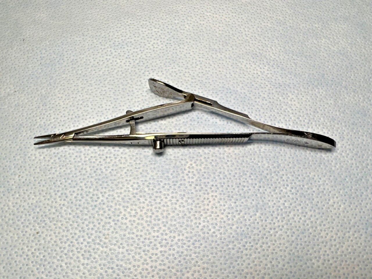 KARL STORZ E3803 Kalt Needle Holder w/ Locking Handle 10mm Serrated Jaws 5.4"