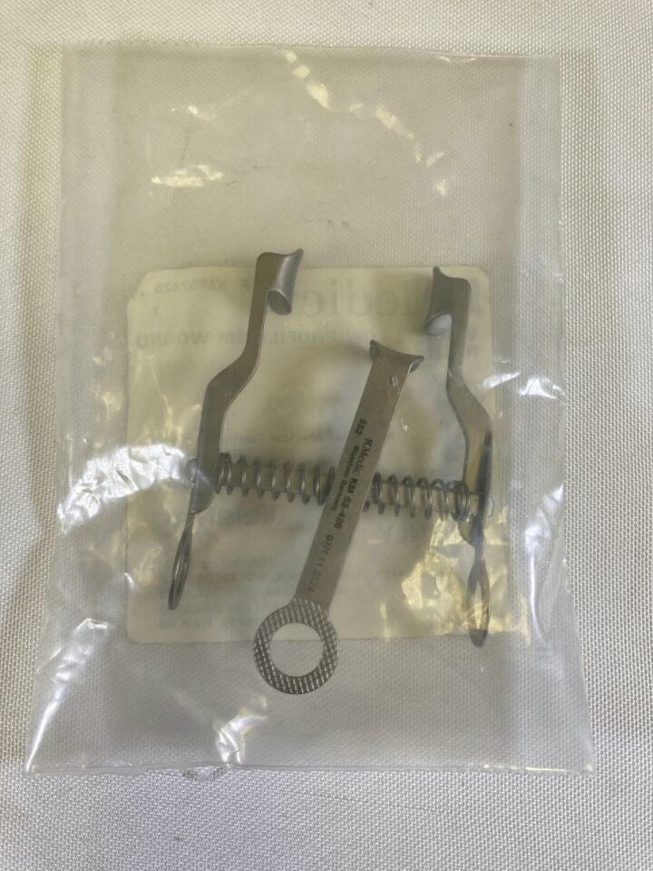 KMEDIC KM52-426 Vickers Low Profile Small Wound Retractor