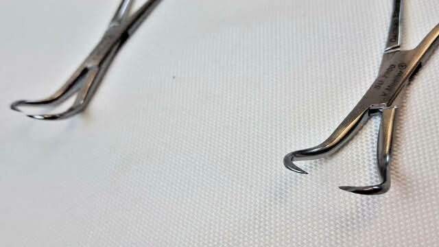 V. MUELLER SU2900 Towel Forceps, Lot of 2 — photo 4