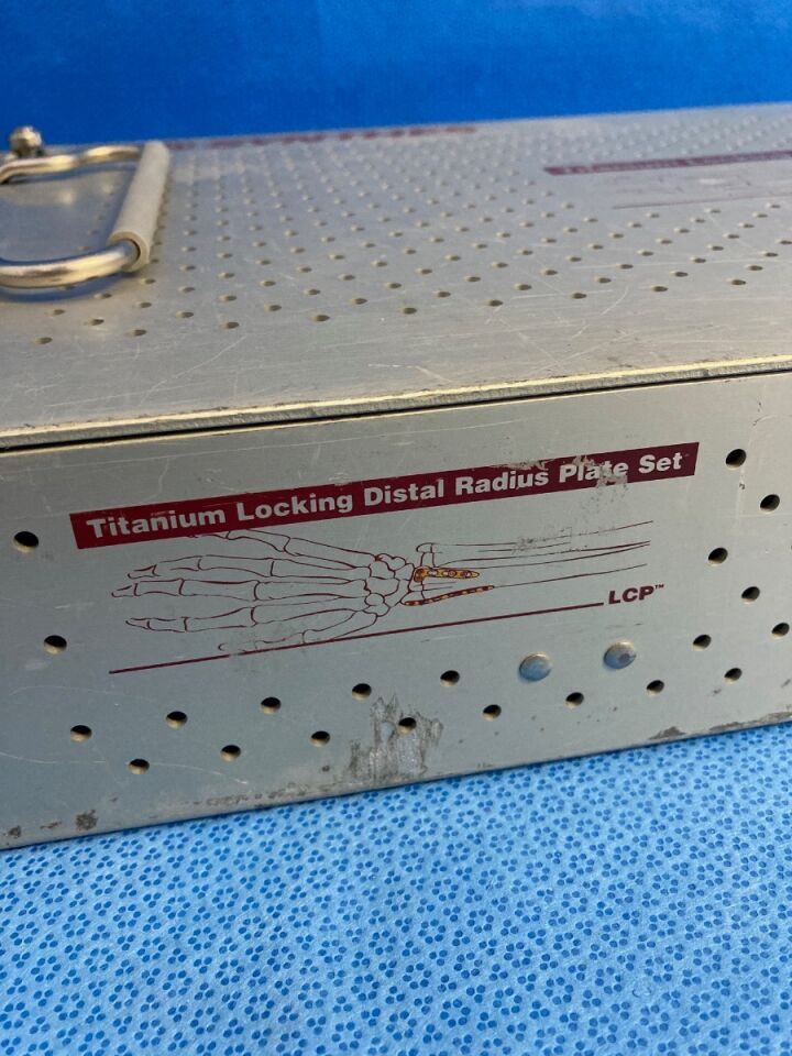 SYNTHES 145.515 Titanium 2.4mm LCP Dis. Rad. Plate Instrument and Implant Set Implant set — photo 8