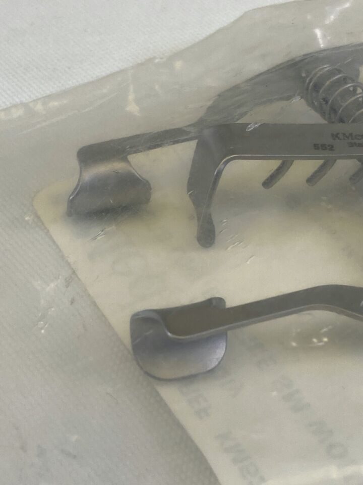 KMEDIC KM52-426 Vickers Low Profile Small Wound Retractor — photo 5