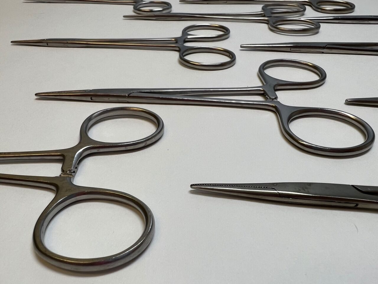 PILLING  Lot Of 10 Konig Hemostatic Straight Serrated Jaw Forceps — photo 2