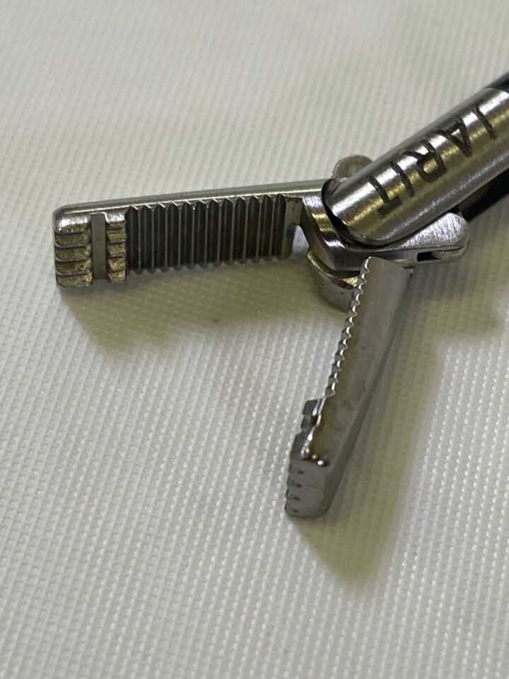 JARIT 625-113LL RotoLok Atrau-Allis Grasping Forcep Locking Lever 5mm x 332mm — photo 8