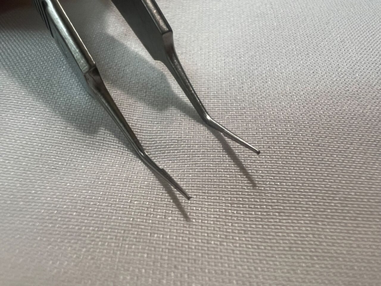 STORZ E1813 AKUS Kelman-McPherson Suturing-Corneal Forceps 1x2 Teeth 45deg x 8mm — photo 2