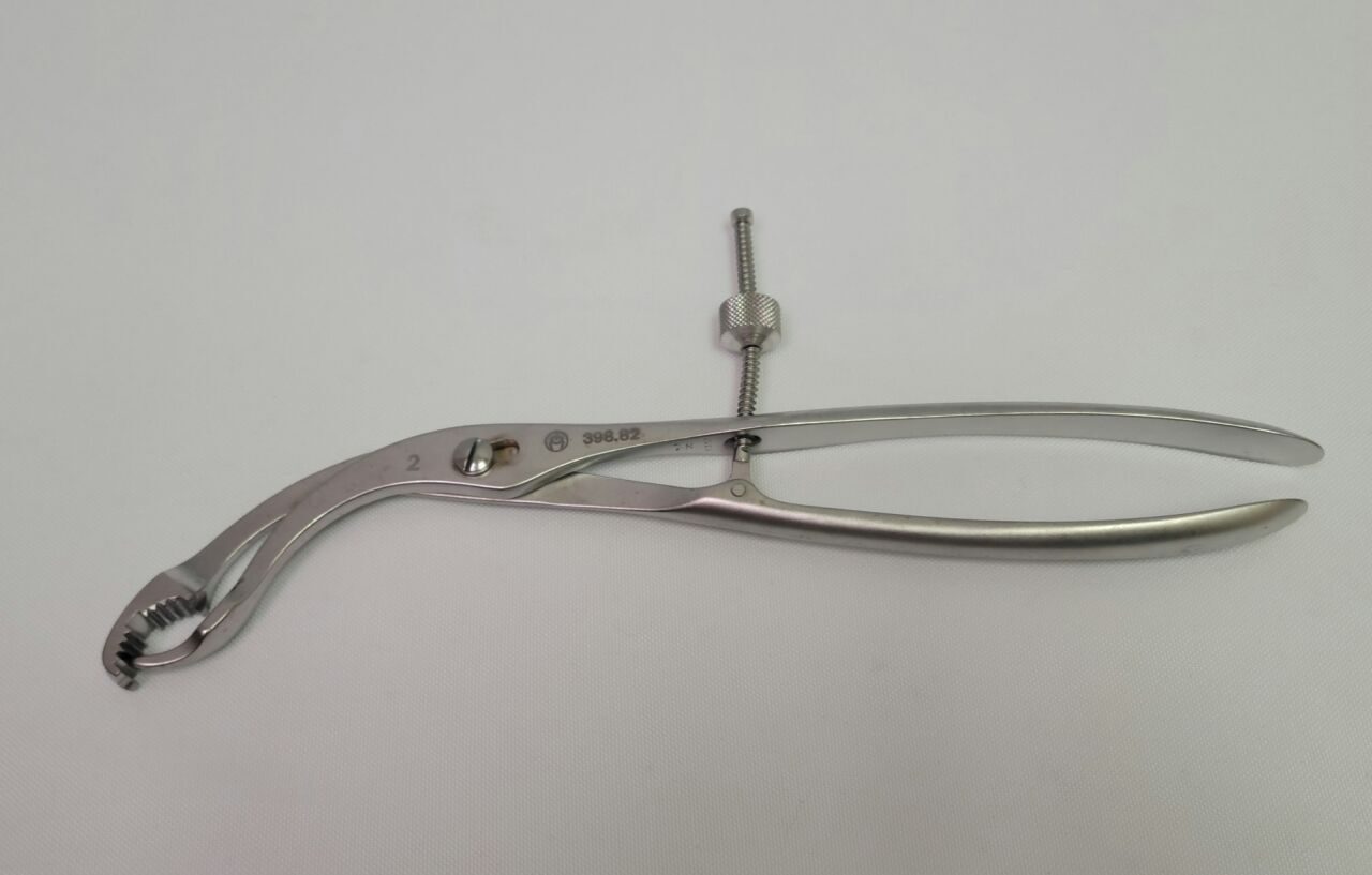 SYNTHES 398.82 Centering 18mm Serrated Bone Forceps — photo 1