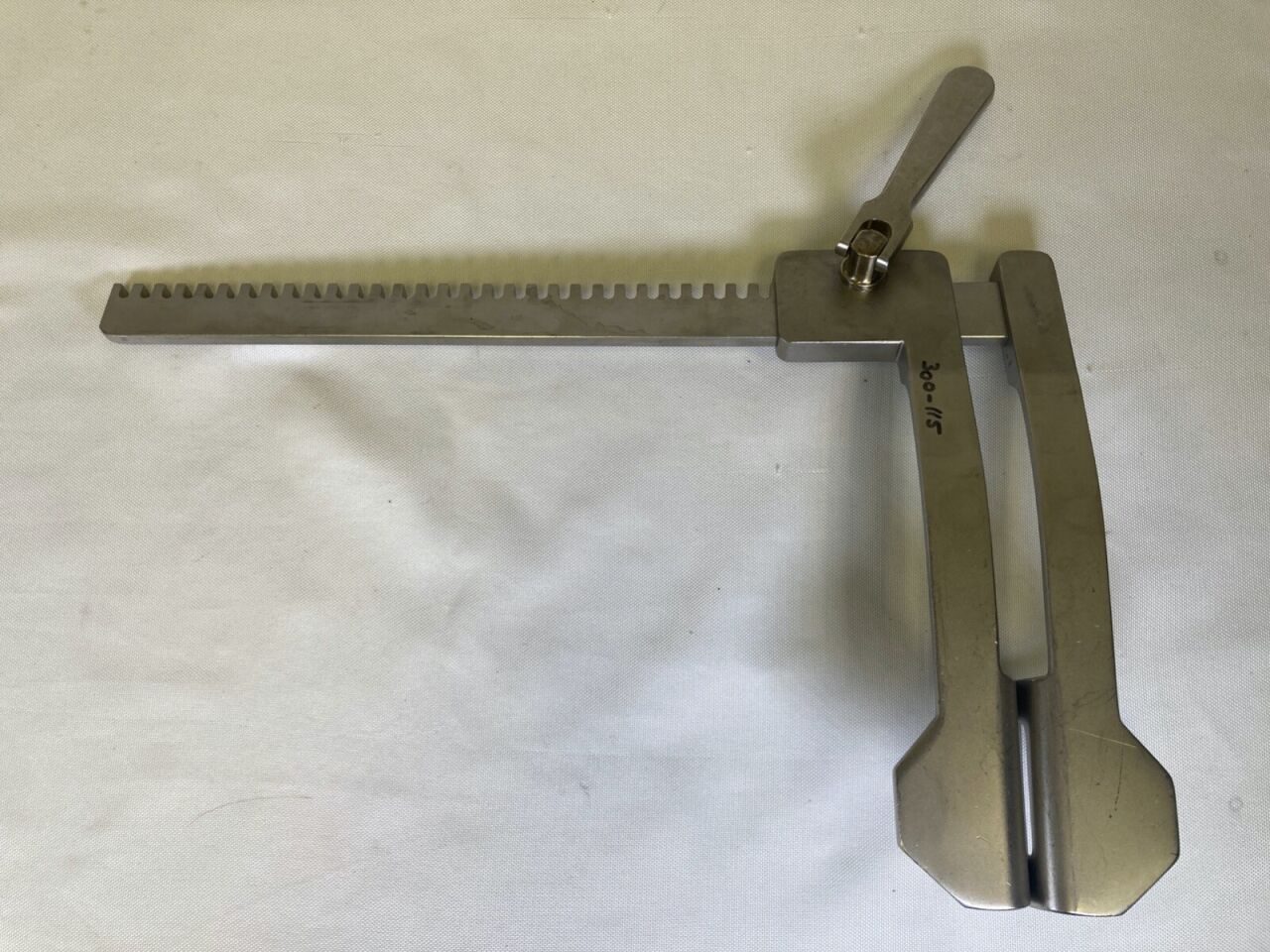 JARIT 300-115 Finochietto Rib Spreader Adult Curved Arms 8.75" Spread