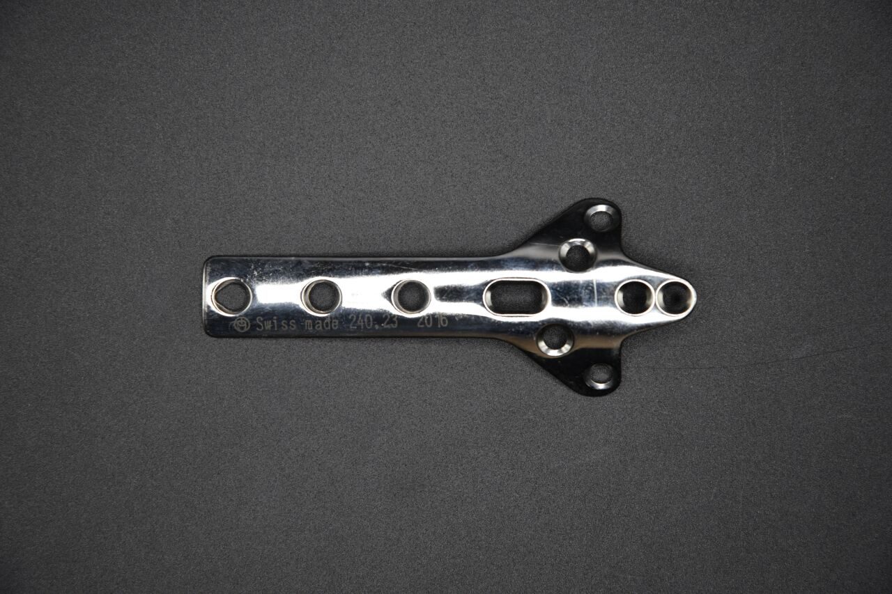 SYNTHES 240.23 CLOVERLEAF PLATE/3 HOLE/88MM