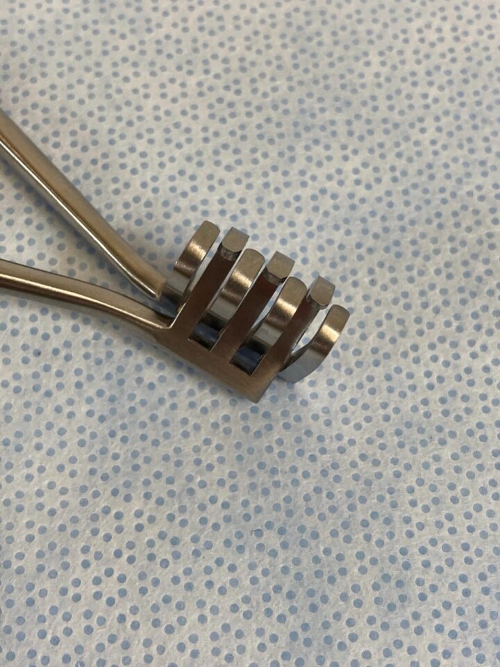 V. MUELLER CH1130 Retractor w/ 3 Center Blades Original Size — photo 3