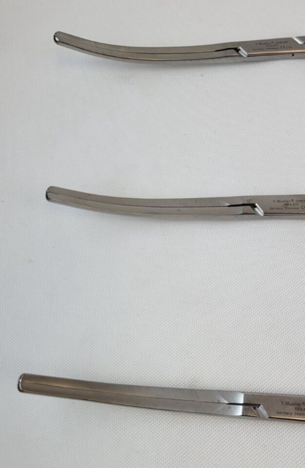 V. MUELLER CH6280 Cooley Aortic Aneurysm Clamp Slightly Curved 10-1/2" Cardio — photo 2