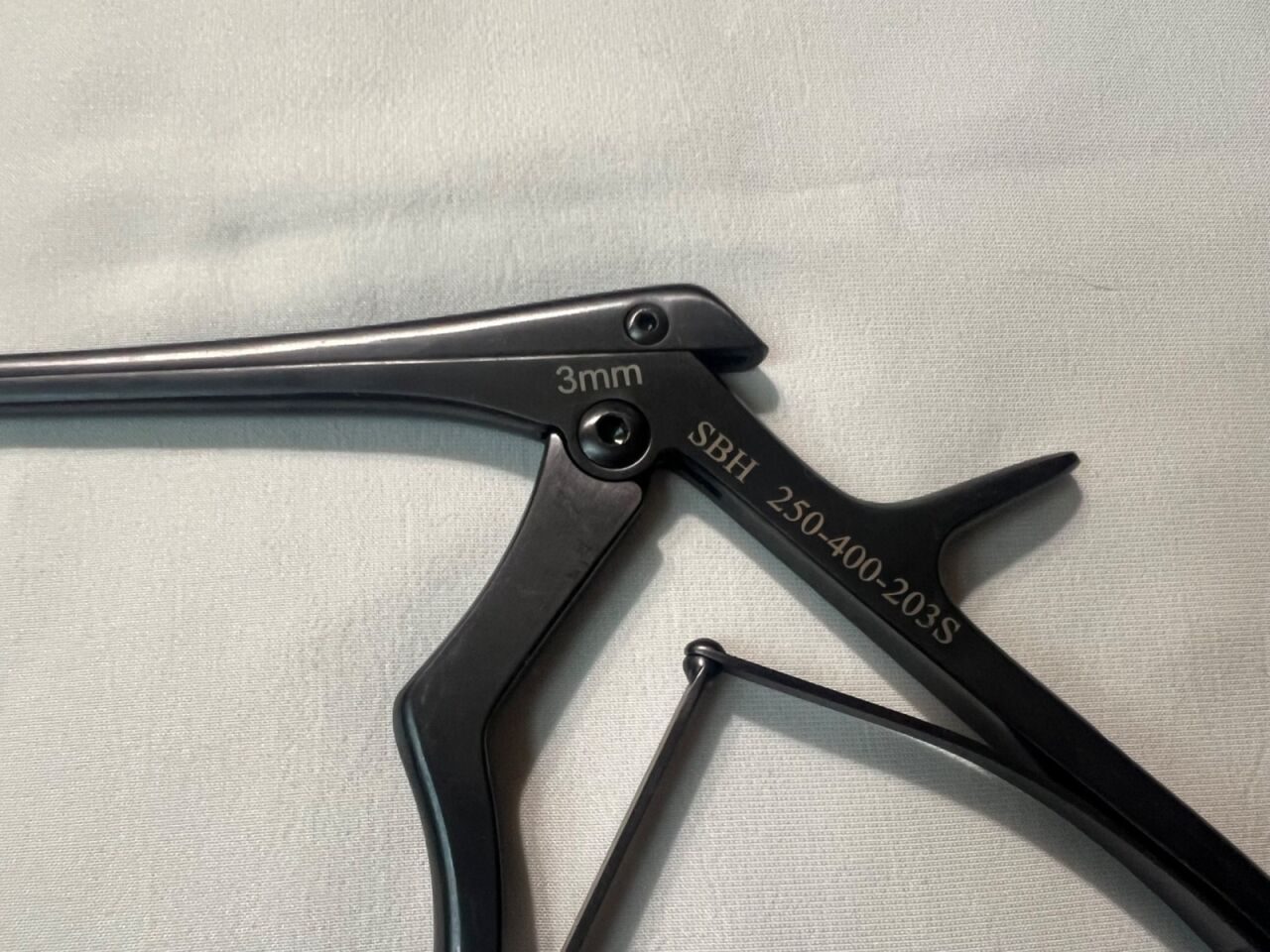 SBH SURGICAL 250-400-203S Ceramic Black Coated Kerrison Rongeur 3mm X 40deg X 8" L — photo 3