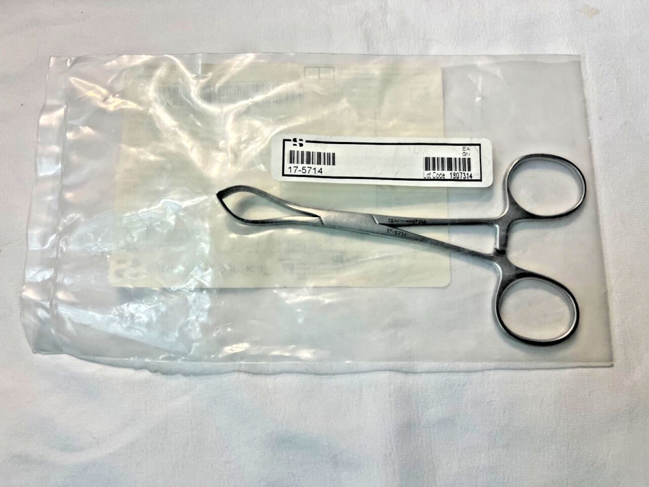 SYMMETRY SURGICAL 17-5714 Edna Towel Clamp Non-Perforating Teeth 5-1/2" Length — photo 1