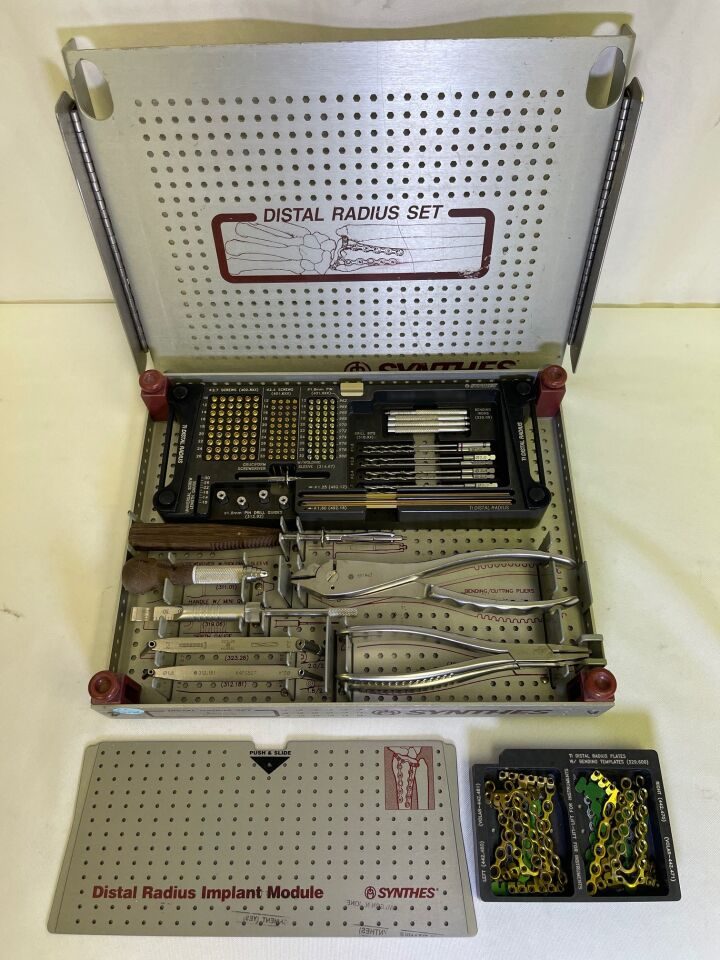 SYNTHES  Titanium Distal Radius Set — photo 1