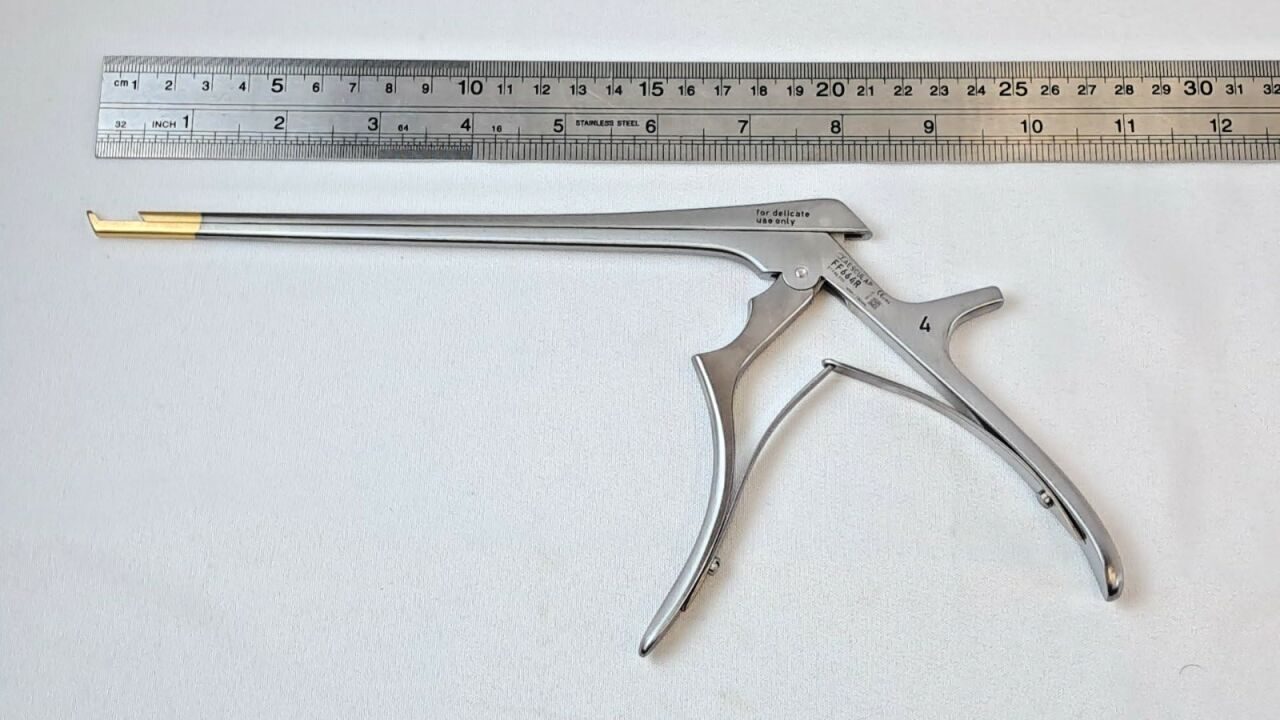 AESCULAP FF664R Kerrison Bone Punch Rongeur 4mm 130° Up 7 7/8 Thin Footplate — photo 6