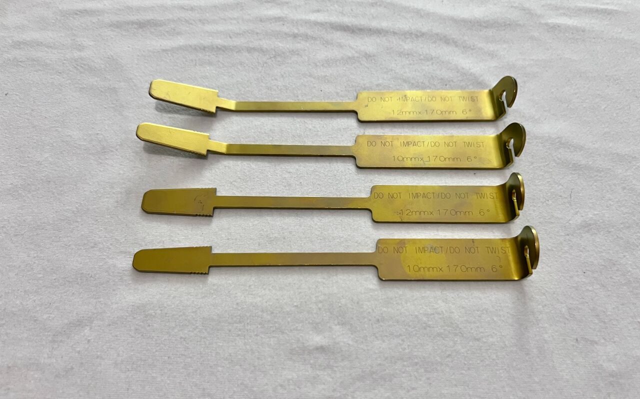 SYNTHES Various ProDisc L-Struts Straight   Angled