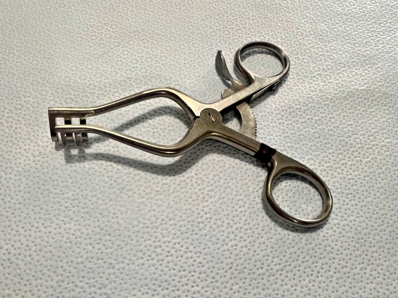 MILLENNIUM 1-608 Weitlaner Retractor 3X2 Sharp Prongs 4-1/4" Length