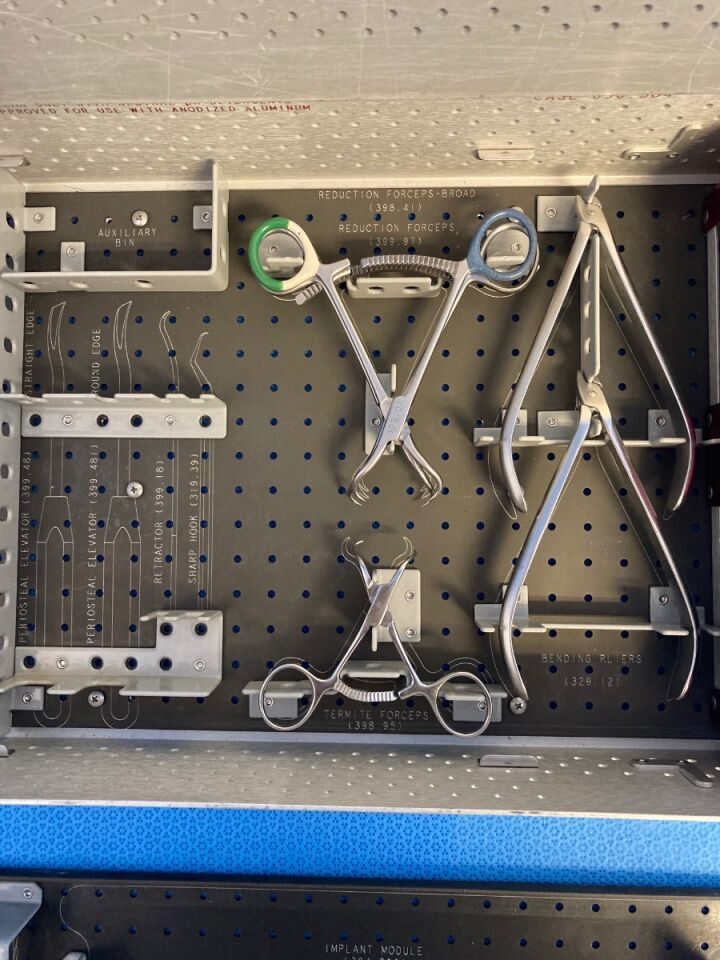 SYNTHES 145.515 Titanium 2.4mm LCP Dis. Rad. Plate Instrument and Implant Set Implant set — photo 2