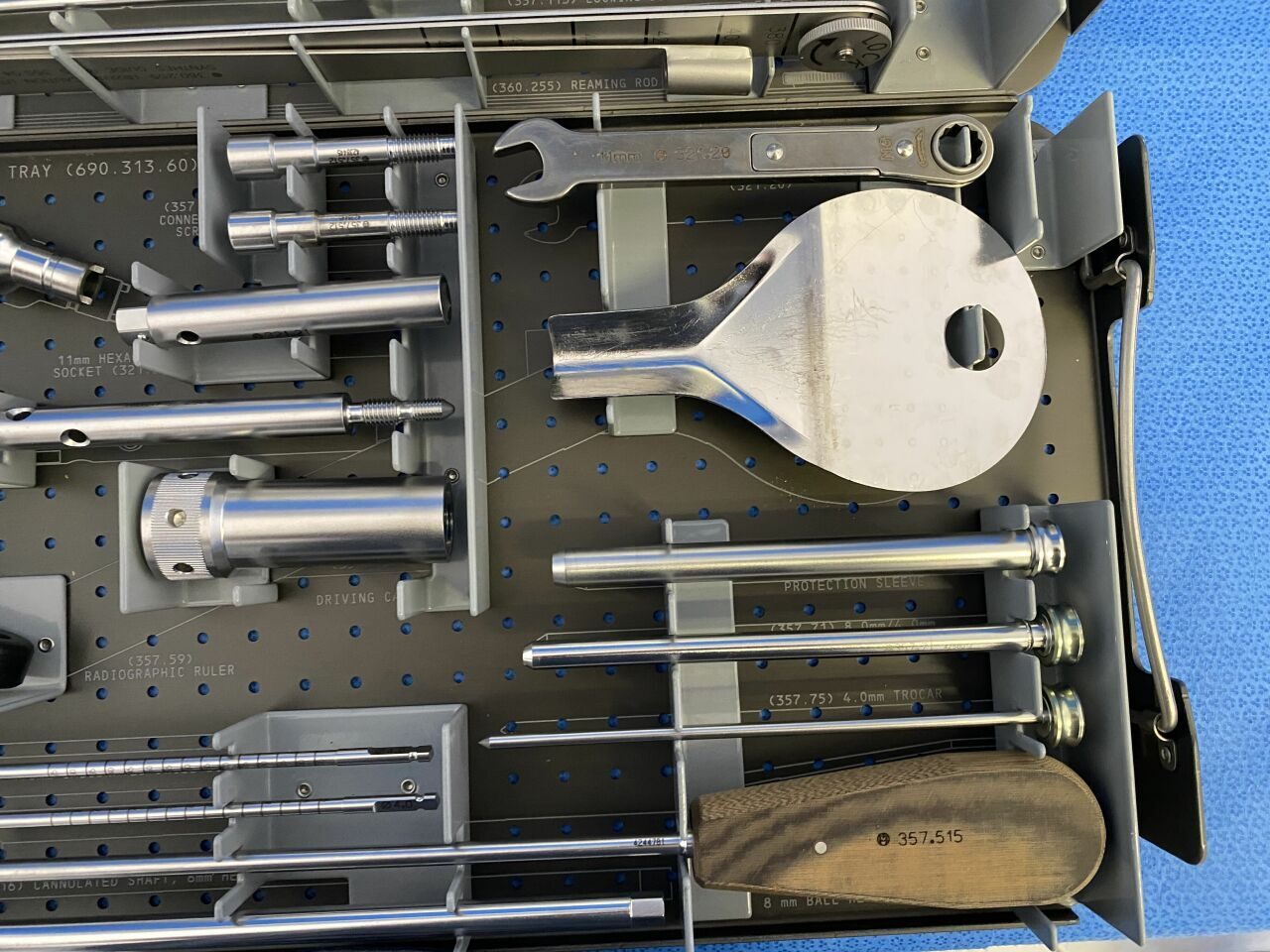 SYNTHES Various Combined Femoral Nail Insertion and Locking Set — photo 7