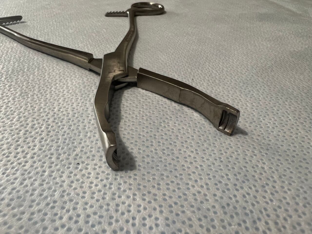 DEPUY 2883-07-300 Hook Holder Forceps — photo 2