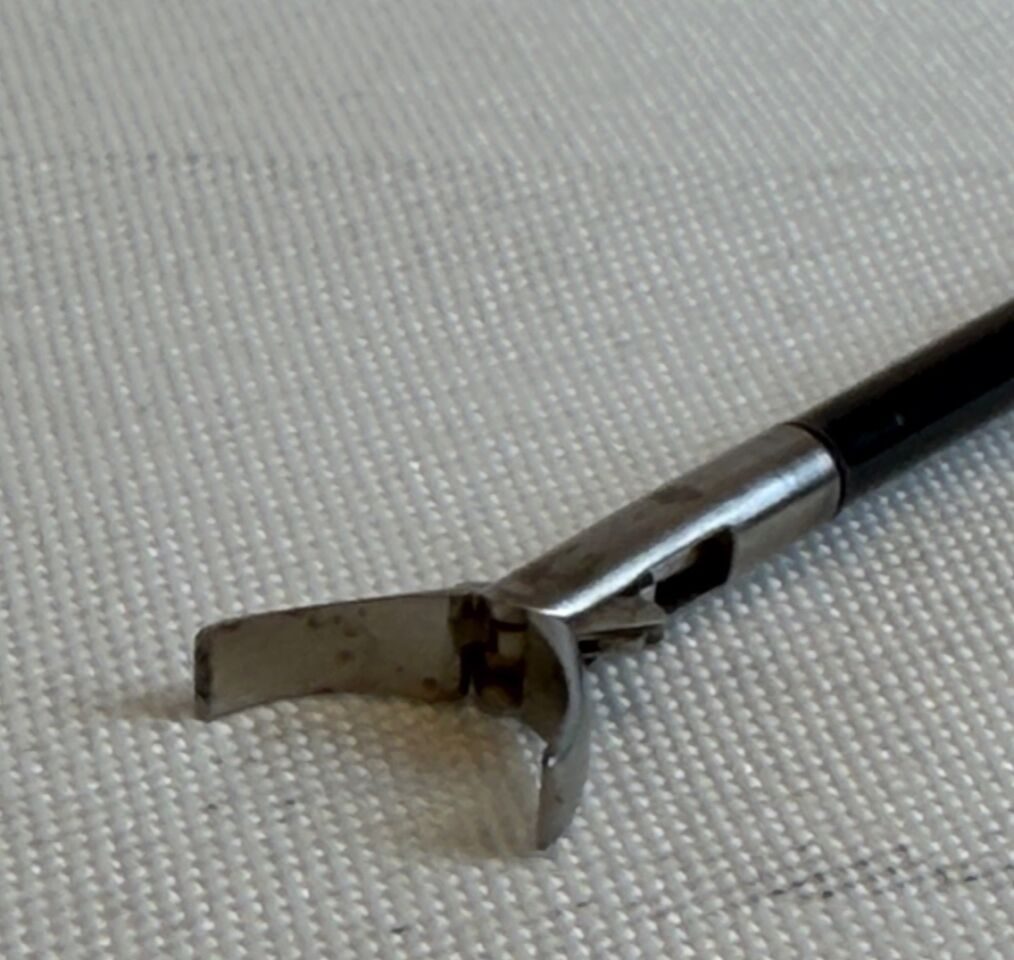 3mm x 44cm Insulated D/A Peanut Grasping Forcep OBGYN Urology Monopolar Peanut Grasping Forcep — photo 4
