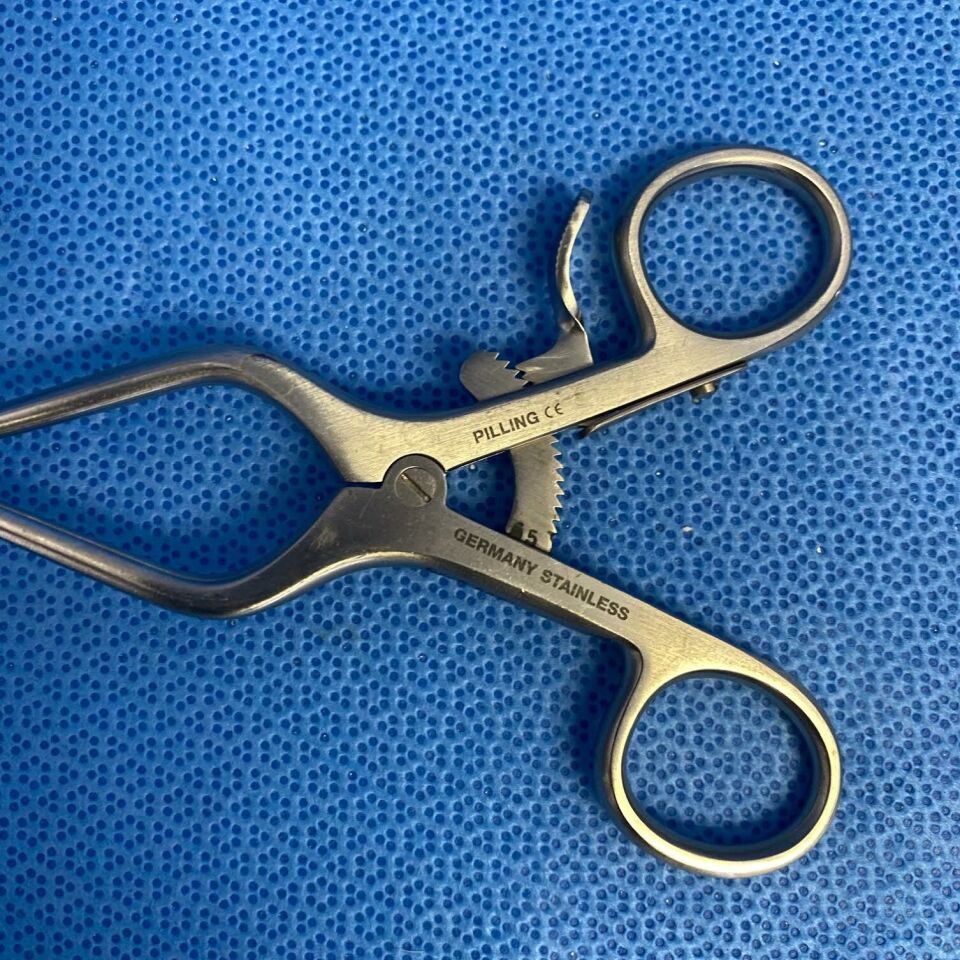 PILLING 16-5360 Self Retaining Weitlaner Retractor 3 x 4 Blunt Teeth 5-1/2in — photo 2