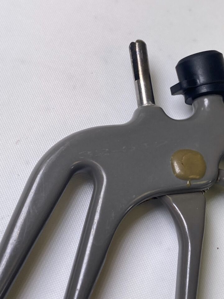 SYMMETRY 32-5127 Wavy Atraumatic Monopolar Grasper w/ Pressure Lock 5mm x 33cm — photo 3
