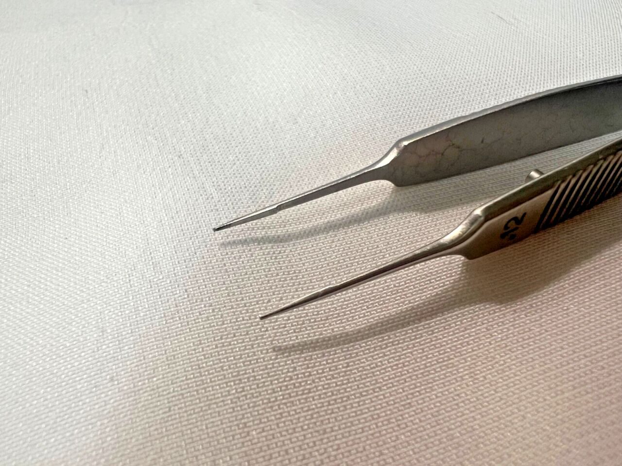 STORZ E1813 SUS McPherson Straight Suturing-Corneal Forceps 1x2 Teeth — photo 2