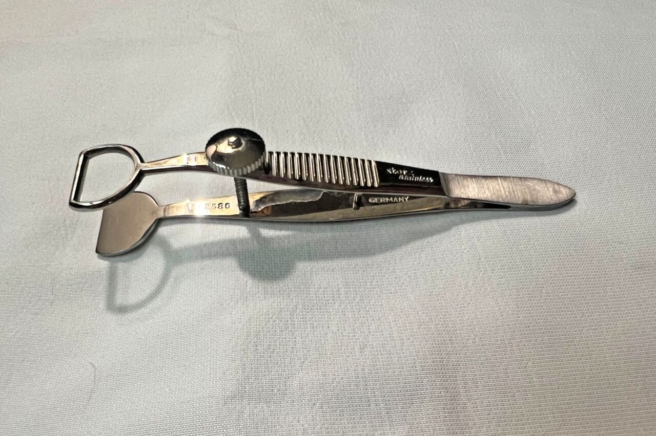 KARL STORZ E2580 Wies Chalazion Forceps 15mm Lower & 9x12mm Upper Plates 3.7" L