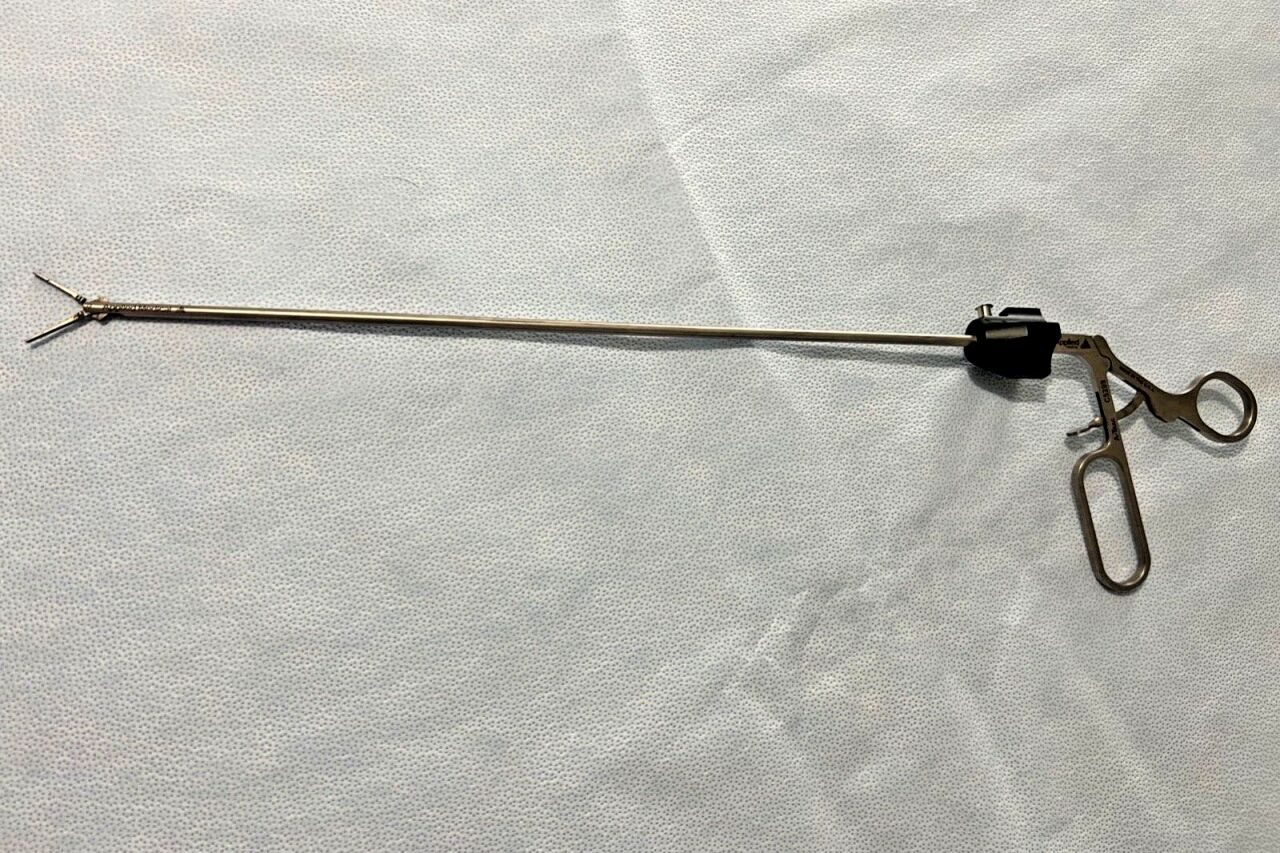 APPLIED MEDICAL C5209 Laparoscopic A-Trac Rotating Bowel Clamp 5mm x 38cm
